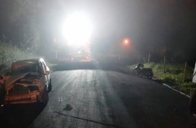Jovens ficam feridos após carro colidir contra máquina asfáltica 