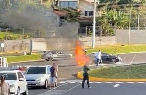 Carro pega fogo no acesso Adolfo Ziguelli, em Joaçaba 