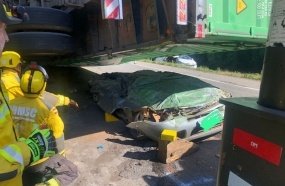 Casal perde a vida após carreta tombar sobre carro na BR-470