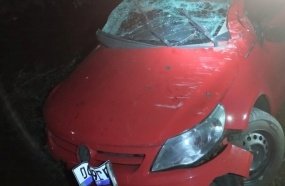 Carro capota em barranco após sair da pista em Ibicaré 