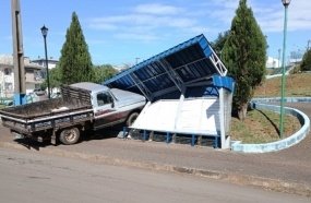 Caminhonete atinge ponto de ônibus após ficar sem freios