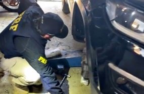 Motorista transportava 18,5 kg de cocaína escondidos na lataria de veículo