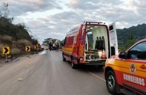 Motociclista tem perna amputada após colisão contra caminhão 