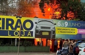 Incêndio de grandes proporções atinge casa em Joaçaba 