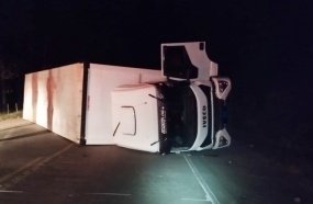 Tombamento de caminhão bloqueia rodovia durante a madrugada 