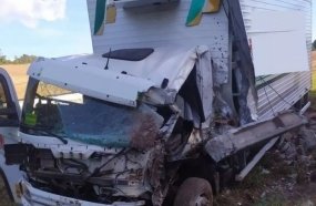 Caminhão de Joaçaba atinge poste após colisão contra carretinha reboque