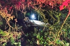 Condutor abandona veículo após capotar em barranco na SC-150