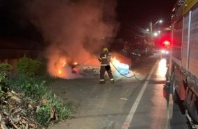 Carro abandonado pega fogo durante a madrugada em Herval d´Oeste