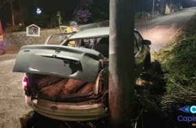 Motorista fica ferido após carro colidir contra poste de energia elétrica 