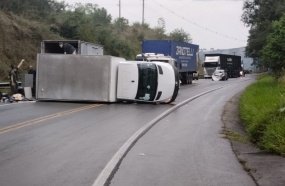 Caminhão tomba após colisão com carro em Ibicaré