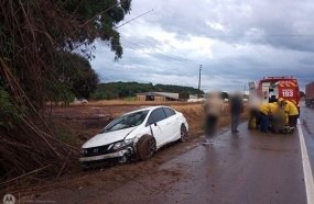 Motorista fica ferido após carro sair da pista na BR-470