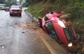 Condutora fica ferida após carro colidir contra barranco e capotar na BR-282