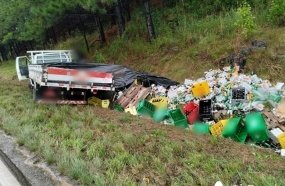 Motorista e ajudante feridos em acidente com caminhão de bebidas