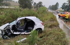Motorista é resgatado das ferragens após colisão contra carreta na SC-120
