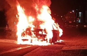 Carro pega fogo após colidir na traseira de caminhão na SC-283