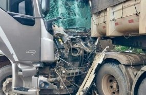 Colisão entre caminhões e carreta provoca vazamento de combustível 
