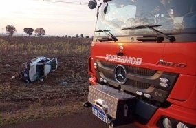 Três pessoas ficam feridas após carro capotar em Campos Novos