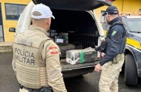 Caminhonete roubada é apreendida com quase meia tonelada de maconha