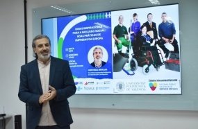 Professor espanhol ministra palestra sobre inclusão social nas empresas