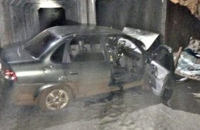 Carro cai em vala de obra após colisão frontal na SC-452 