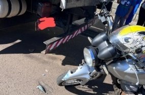 Jovem fica ferido após colidir motocicleta na traseira de caminhão 