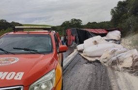 Motorista sofre lesão na cabeça após carreta tombar na BR -470