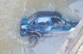 Carro com mulher e criança cai dentro de rio no interior de Tangará
