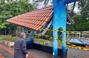 Abrigo de passageiros é interditado após ser danificado por galho de árvore
