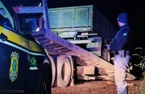 Caminhão é flagrado trafegando apenas com a iluminação da lanterna de celular