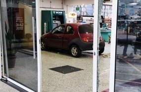 Motorista é preso após invadir supermercado com o carro 