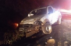 Condutor fica ferido após capotamento de picape 