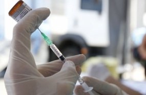 Justiça estabelece prazo para casal providenciar vacina das filhas