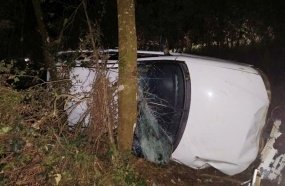 Mulher rasteja até rodovia para pedir ajuda após acidente na BR-282