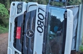 Caminhão tomba após apresentar problemas mecânicos 