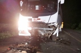 Condutores ficam feridos após colisão frontal entre carro e micro-ônibus 