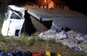 Motorista morre e filho sofre ferimentos graves após caminhão capotar 