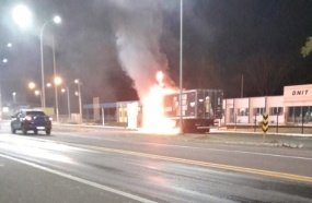 Carreta câmara fria pega fogo em frente a PRF de Joaçaba 