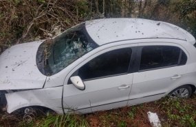 Condutor fica ferido após carro sair da pista na SC-135