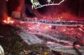 Casa de madeira é consumida por incêndio em Irani 
