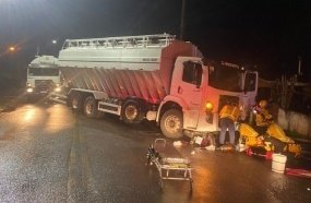 Motociclista fica preso embaixo de caminhão após colisão em Campos Novos