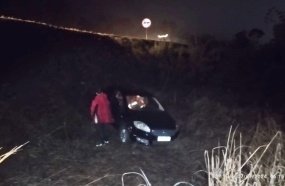 Carro cai em barranco após sair da pista na BR-153 