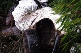 Motorista fica ferido após carro colidir contra árvores na BR-153