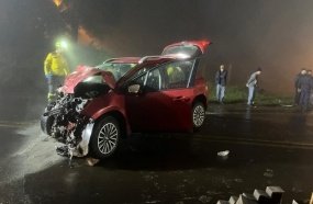 Colisão entre carro e caminhonete mata mulher na BR-282 