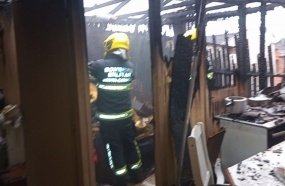 Casa é parcialmente destruída por incêndio em Campos Novos