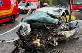 Motorista morre após colisão frontal entre carro e carreta na BR-282 