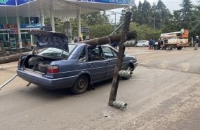 Poste cai sobre veículo após ser danificado por caminhão 