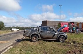Caminhonete com cinco pessoas tomba após colisão no trevão de Irani