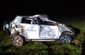 Motorista sofre ferimentos graves após capotar veículo na BR-282