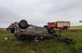 Veículo com duas mulheres capota em Campos Novos