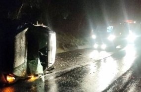 Jovem fica ferido após capotar carro na SC-350